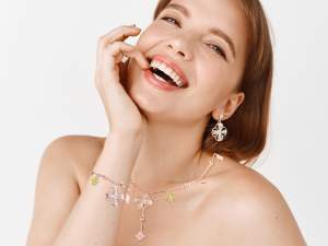 Wholesale woman rhinestone flowers test tube neckl