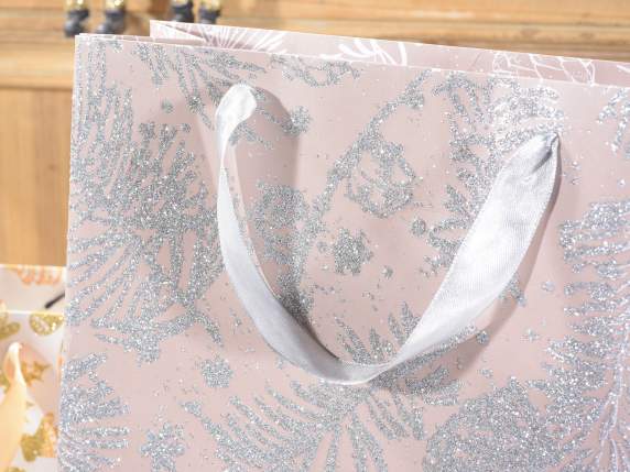 Bolsa de papel de colores con asas de satén y decoraciones d