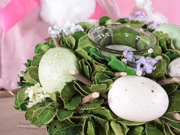 Centre de table composé dœufs et de fleurs avec bougeoir en