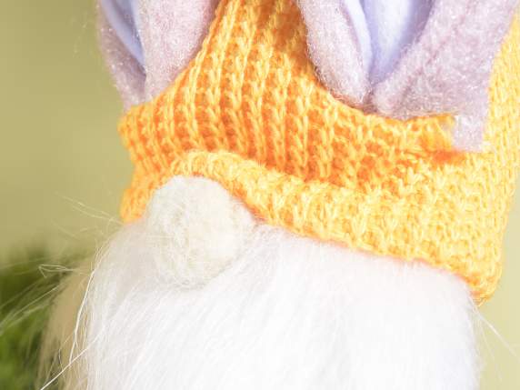 Gnome avec de longues jambes et des oreilles de lapin