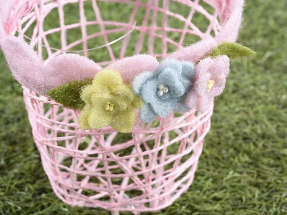 Coș de hârtie țesătă cu margine și flori din pânză și mâner