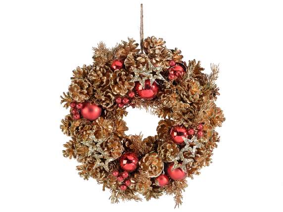 Couronne de pommes de pin dorées avec boules, baies rouges e