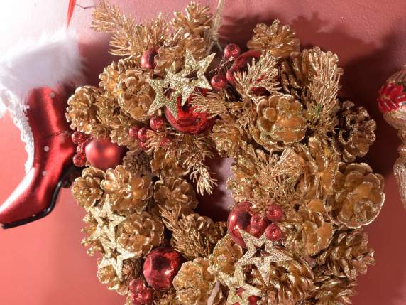 Couronne de pommes de pin dorées avec boules, baies rouges e