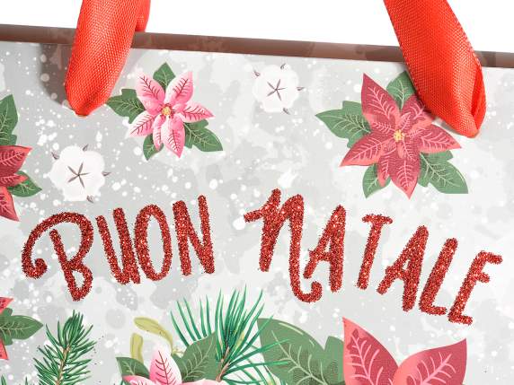 Bolsa de papel navideña con adornos brillantes y asas de sat