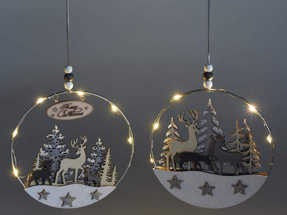 Decoración colgante de metal con paisaje de madera y luces.