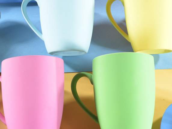 Mug in fluo porcelain with matt rubber effect