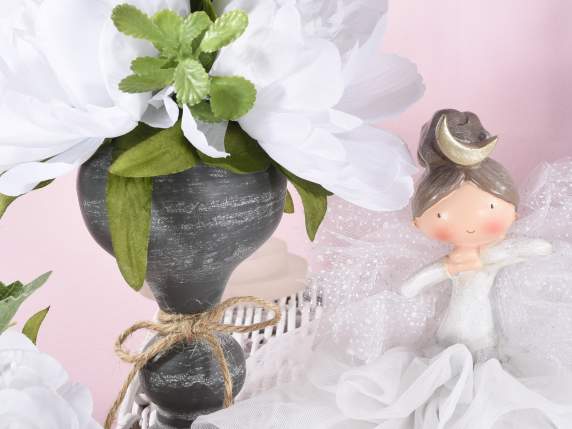 Pot en métal avec fleurs artificielles et ruban