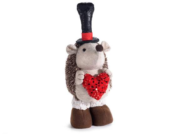 Erizo de tela con gorro largo y corazón de lentejuelas