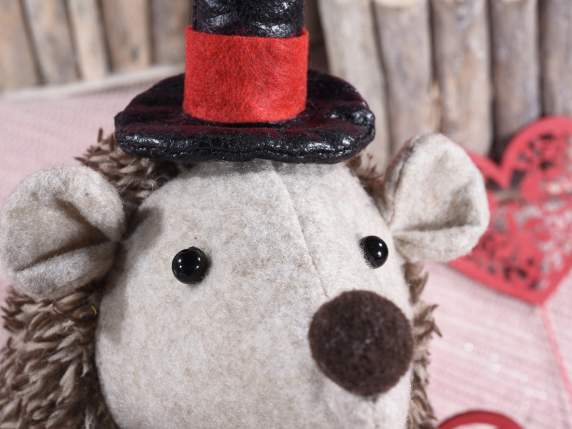 Erizo de tela con gorro largo y corazón de lentejuelas
