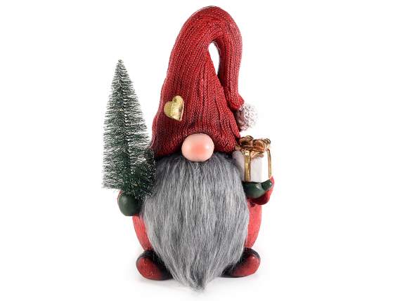 Nain de magnésie avec boîte-cadeau et arbre avec des lumière