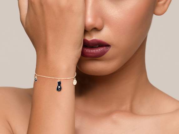 Metal bracelet Matters of queues in display
