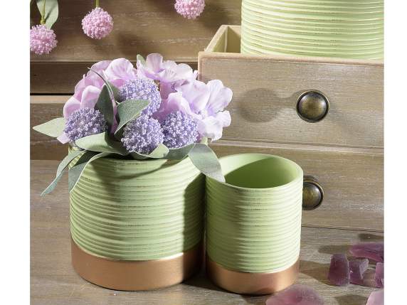Set of 3 knurled ceramic vases with golden finishes and base
