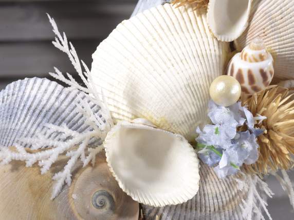 Ghirlanda din scoici, lemn si flori artificiale