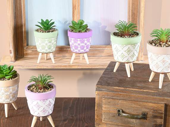 Jarrón de cemento decorado con planta artificial y trípode d