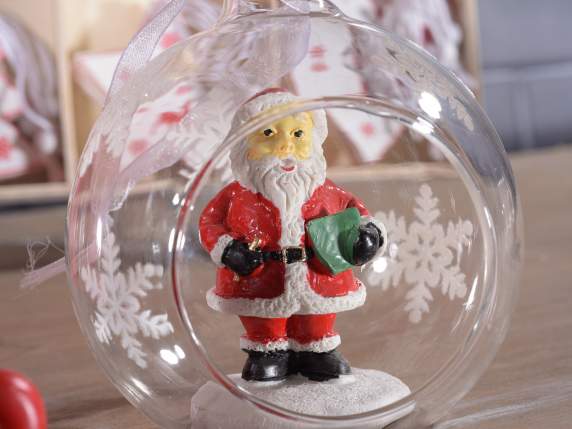 Boule de verre transparente avec sujet de Noël exposé